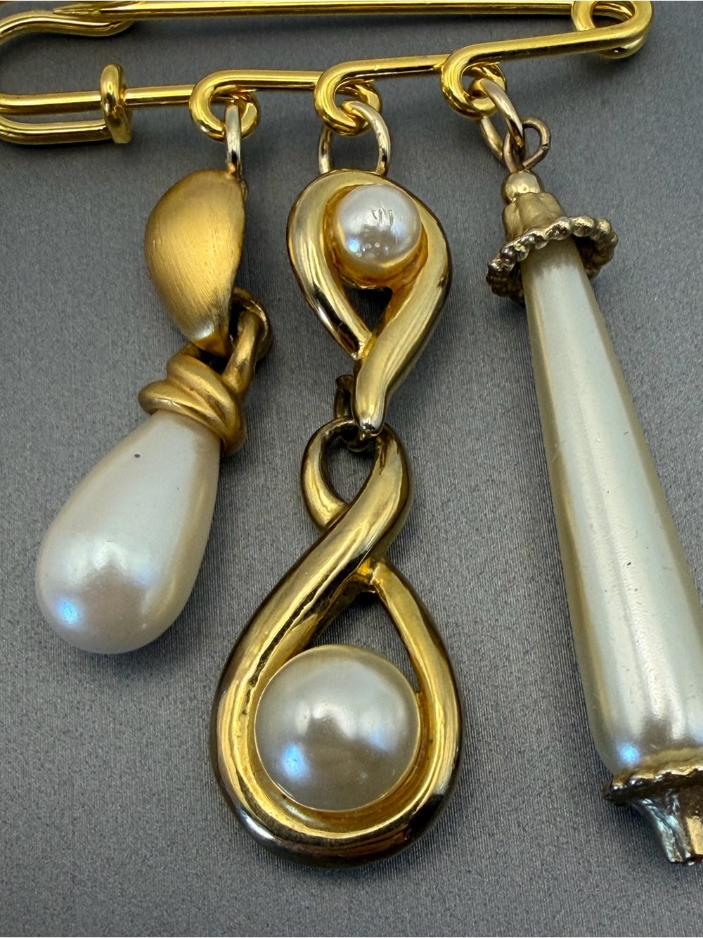 Exquisite Gold Tone Faux Pearl Tear Drop Safety Pin Brooch Cluster Chain Drape